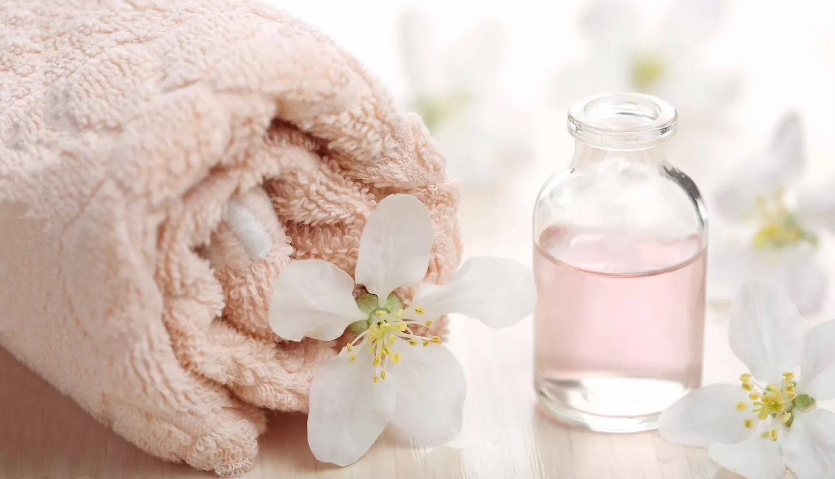 Frotteetücher, Blüten und Massageöl – Geschenkgutschein der Helena-Praxis